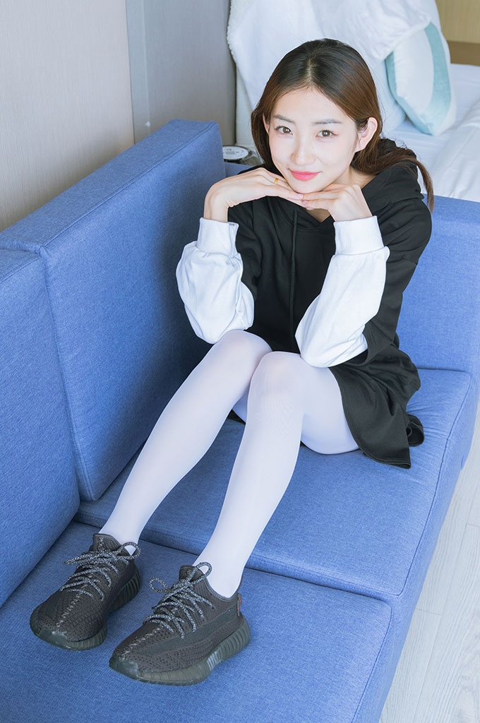 图片[3]-W044-黑色运动鞋、厚白丝-爱丝时刻