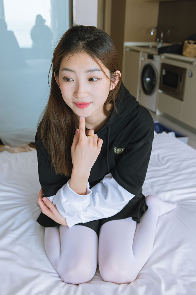 图片[6]-W044-黑色运动鞋、厚白丝-爱丝时刻