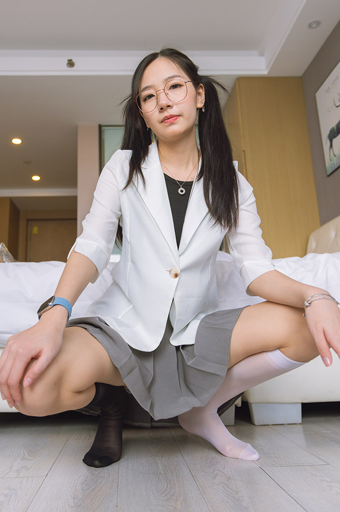 图片[4]-W073-两双高跟鞋、一只脚小腿白丝（脚尖加固款）、一只脚小腿黑丝（脚尖加固款）-爱丝时刻