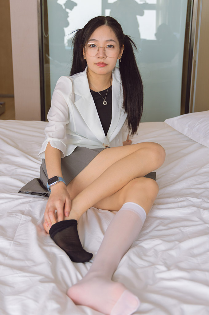 图片[3]-W073-两双高跟鞋、一只脚小腿白丝（脚尖加固款）、一只脚小腿黑丝（脚尖加固款）-爱丝时刻