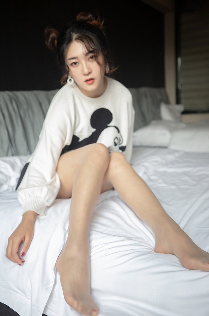 图片[2]-B089-白色卫衣下的薄肉丝-爱丝时刻